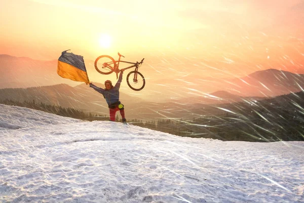 Snowfall in the bike ride near Goverla — Stock Photo, Image