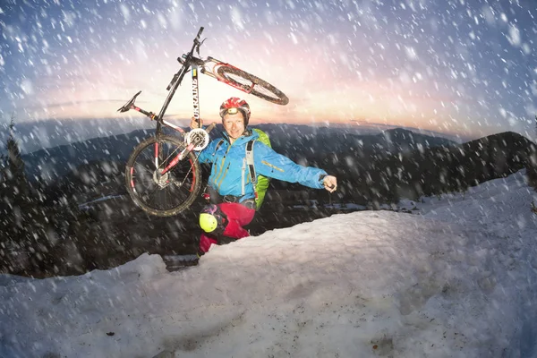 Cavalier fou à vélo près de Goverla Mountain — Photo