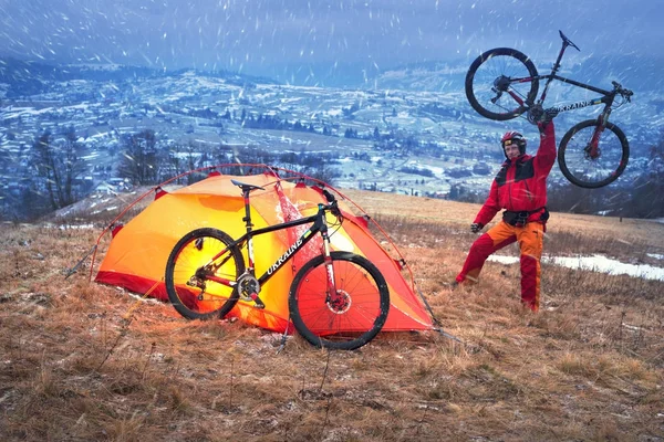 Bahar ve kış arasında trekking — Stok fotoğraf