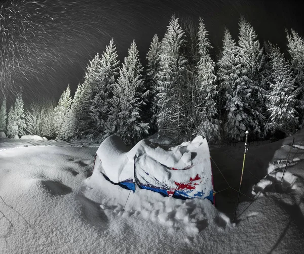 Tienda cubierta de nieve de turistas escaladores — Foto de Stock