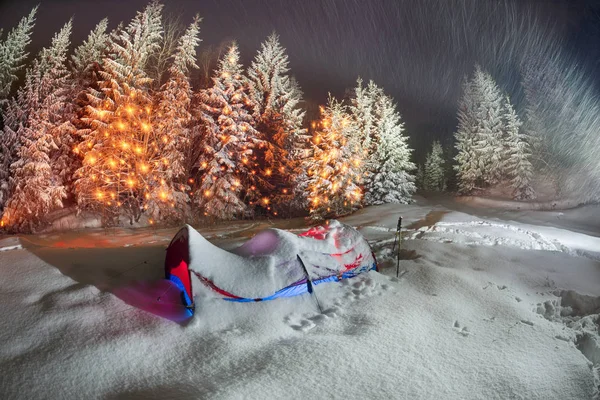 관광객 등산객의 눈 덮인 텐트 — 스톡 사진