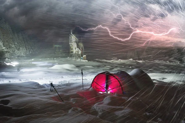관광객 등산객의 눈 덮인 텐트 — 스톡 사진
