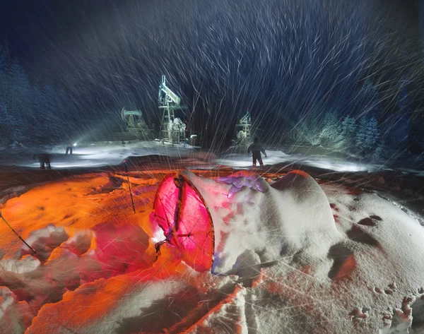 Sneeuw bedekte tent voor toeristen klimmers — Stockfoto