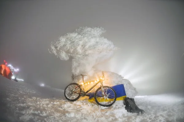 Bergbeklimmers en een fiets voor het nieuwe jaar op Goverla — Stockfoto