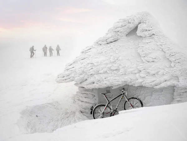 새 해에 Goverla에 자전거를 타는 산 — 스톡 사진