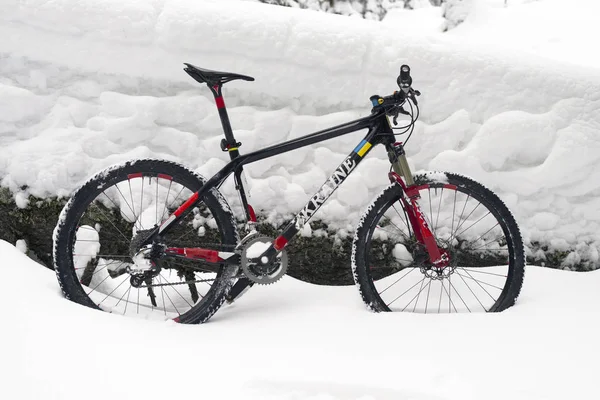 Mountain bike tocht in de bergen — Stockfoto