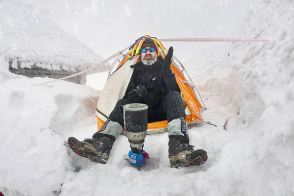 ウクライナ Vorokhta 2018 ウクライナの新年休日スポーツマンは Hoverla 山に登る Breakfas のためのひげと帽子ラスタファリアン暖かいお茶でマスクの元登山家 — ストック写真