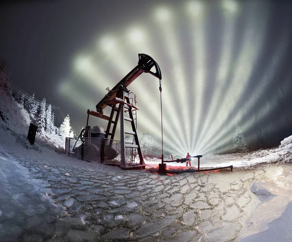 Production de pétrole en hiver sur le mont Synechka — Photo