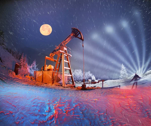 Mount Synechka üzerinde kış petrol üretimi — Stok fotoğraf