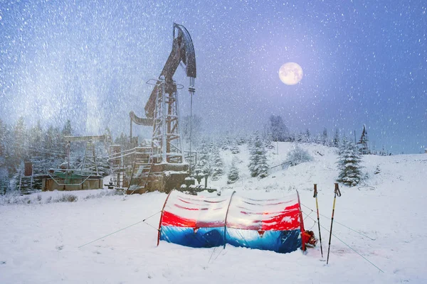 Produkce ropy v zimě na Mount Synechka — Stock fotografie