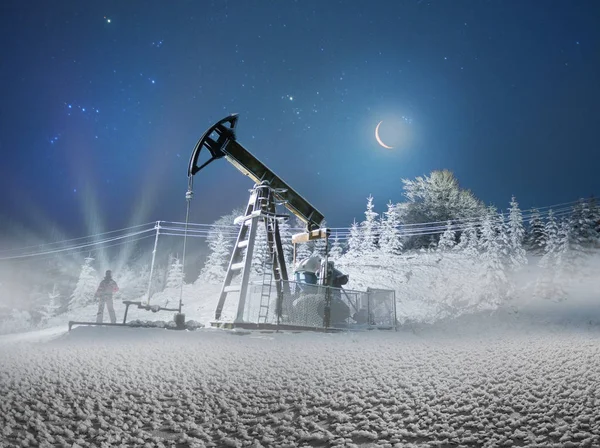 Добыча нефти зимой на горе Синечка — стоковое фото
