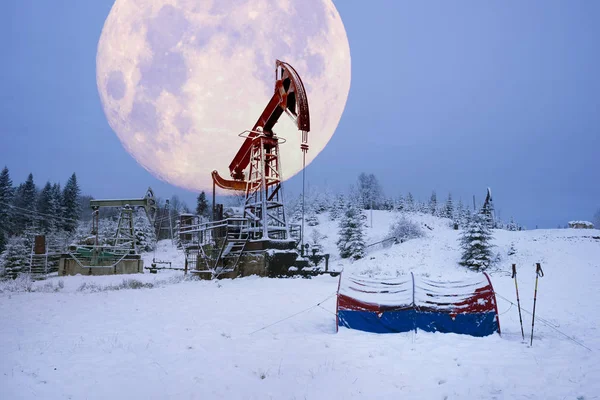 Produzione di petrolio in inverno sul Monte Synechka — Foto Stock