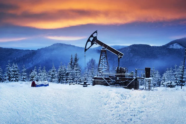 Produzione di petrolio in inverno sul Monte Synechka — Foto Stock