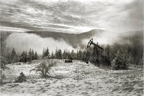 Produzione di petrolio in inverno sul Monte Synechka — Foto Stock