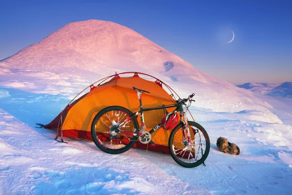 Bicicleta de carbono no topo do inverno — Fotografia de Stock