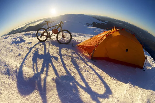 Vélo carbone sur le dessus d'hiver — Photo