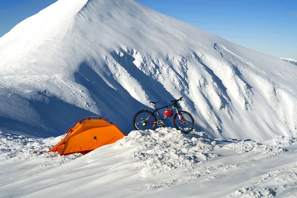 碳自行车在冬天顶部和滑雪者极端 — 图库照片