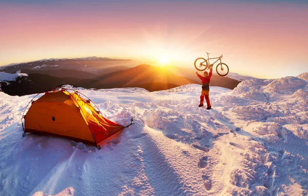 Вуглецевий велосипед на зимовому верху — стокове фото