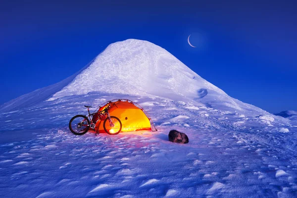 Bicicleta de carbono en la parte superior de invierno —  Fotos de Stock