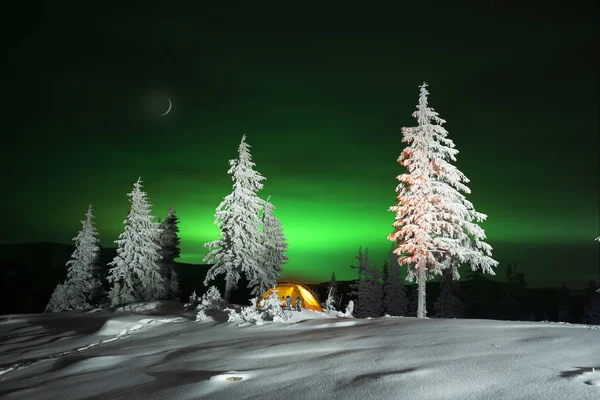 Aurora Borealis dans les montagnes — Photo