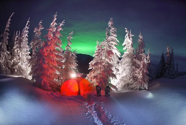 山中的北极光 — 图库照片