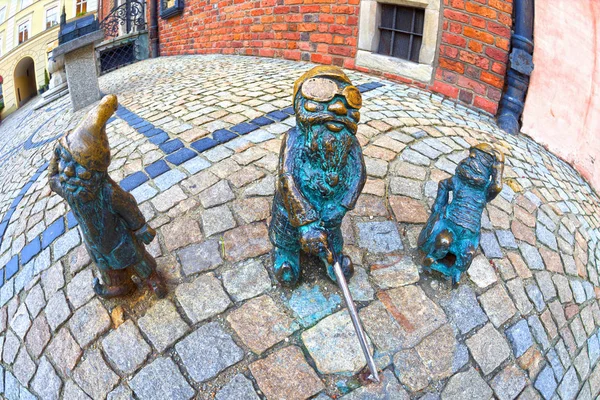波兰为游客的青铜侏儒 — 图库照片