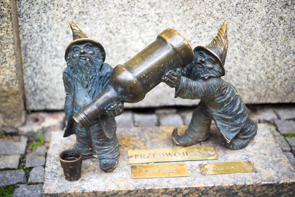 波兰为游客的青铜侏儒 — 图库照片