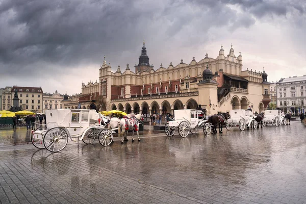 Viejos carruajes en la moderna Cracovia —  Fotos de Stock