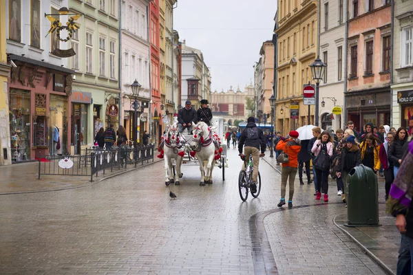 Alte Kutschen im modernen Krakau — Stockfoto