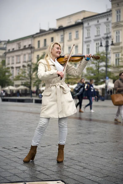 Wonderful voice and dance on the Market Square — Stock Photo, Image