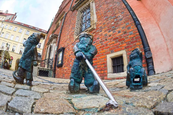 Gnomos de bronce para turistas Wroclaw —  Fotos de Stock