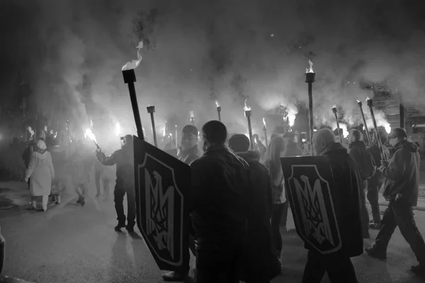 Procession commémorative avec des torches — Photo