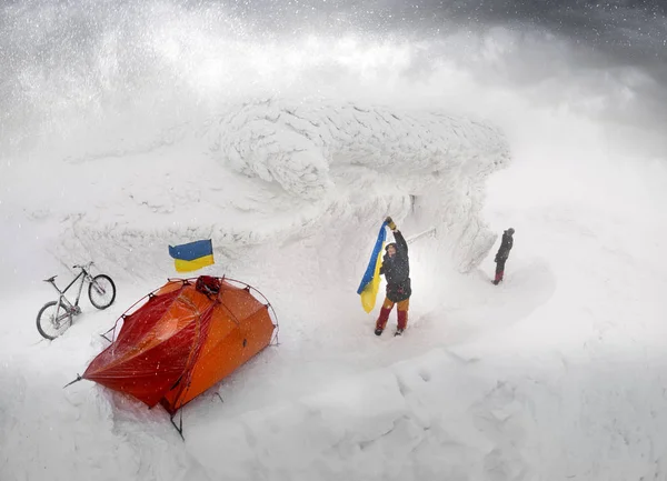 Cyclisme dans les montagnes d'hiver — Photo