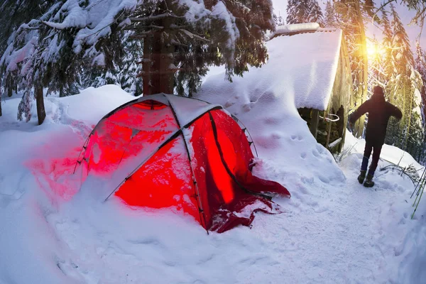 Onderdak en tent in de winter naar de berg Pop Ivan — Stockfoto