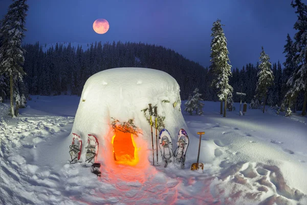 Refugio nevado en la tormenta — Foto de Stock