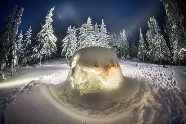 Snöiga skydd i stormen — Stockfoto