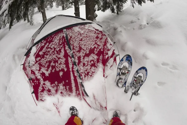 Barınak ve kış dağ Pop Ivan için çadırda — Stok fotoğraf