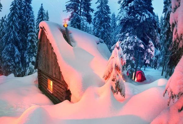 Onderdak en tent in de winter naar de berg Pop Ivan — Stockfoto