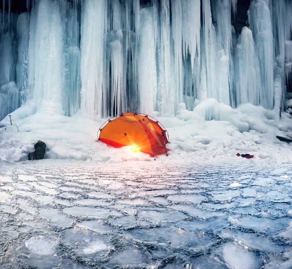 Chute de glace dans les Carpates ukrainiennes — Photo