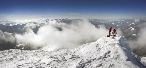 Обучение альпинистов на вершине — стоковое фото