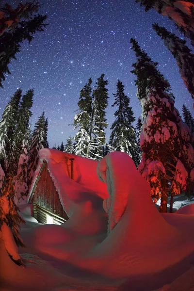 Casa de caça à noite nas montanhas — Fotografia de Stock