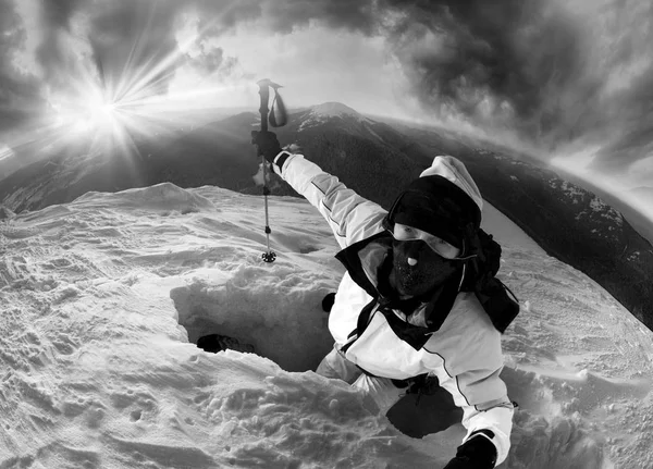 Одинокий альпинист на холоде — стоковое фото