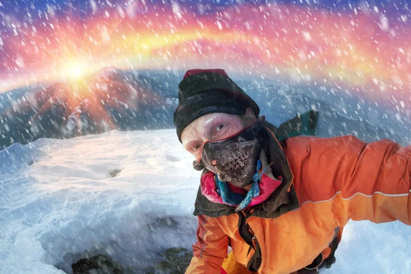 寒さの中の孤独な登山家 — ストック写真