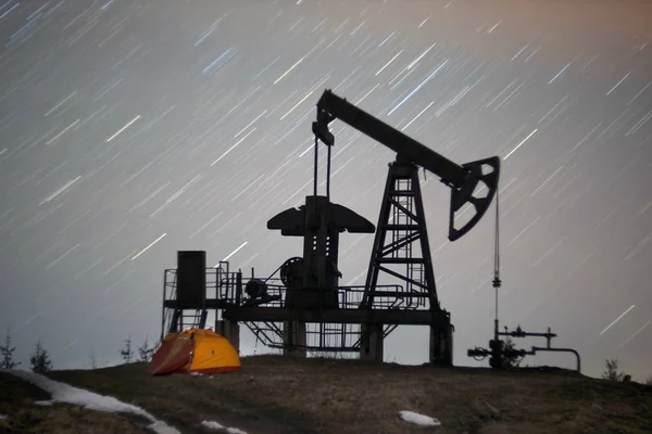 电泵采油经典工艺在恒星永恒美的背景下 乌克兰喀尔巴阡山 — 图库照片