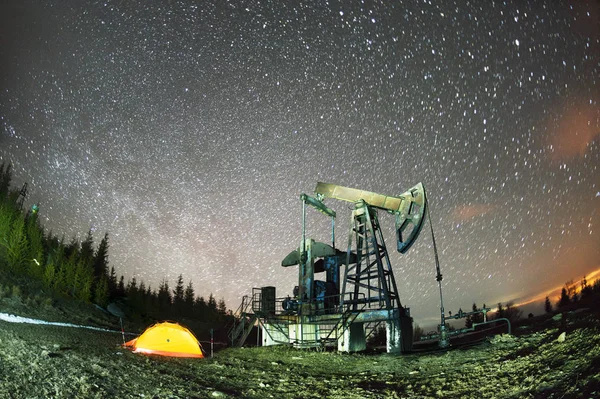 经典的油气提取技术在恒星永恒美的背景下 乌克兰喀尔巴阡山 — 图库照片