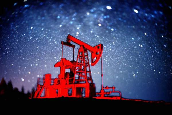 特殊倾斜透镜 乌克兰喀尔巴阡山经典技术石油和天然气电动泵的背景下永恒的美丽的宇宙银河星 — 图库照片