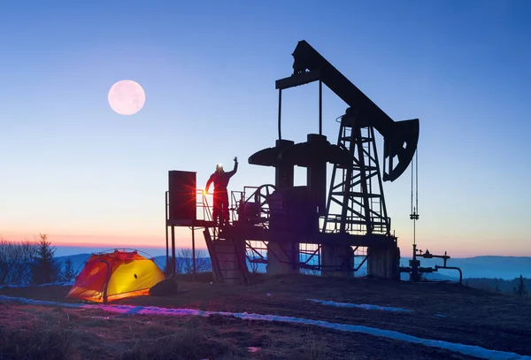 Klasycznej Technologii Wydobycia Ropy Naftowej Gazu Przez Pompy Elektryczne Mężczyzna — Zdjęcie stockowe