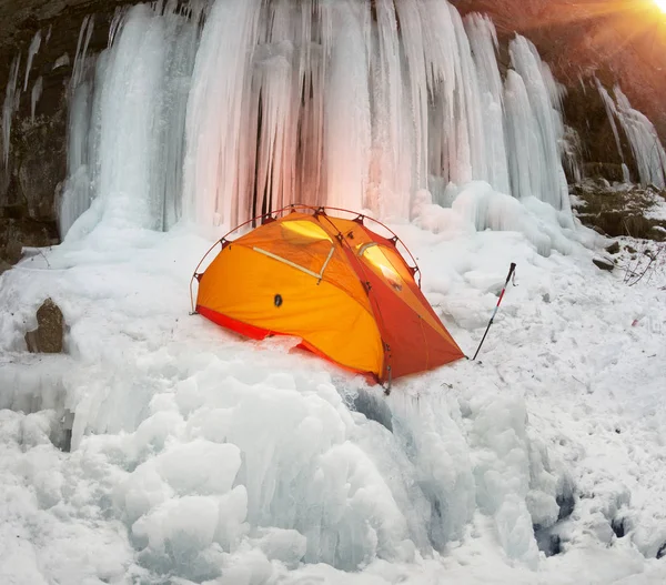 Alpine Wilde Gefrorene Schlucht Mit Orangefarbenem Zelt Mit Laterne Den — Stockfoto