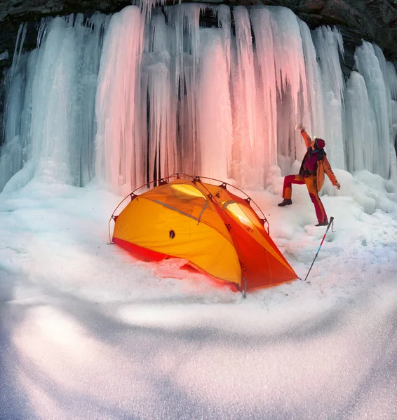 수직의 얼어붙은 강물이 얼어붙은 알프스 산맥의 협곡과 관광객들은 유럽의 카르파티아 — 스톡 사진