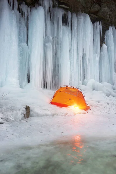 스트림 캐년와 산맥에 주황색 텐트를 — 스톡 사진